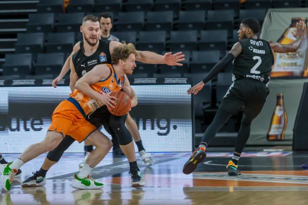 和8个篮板 和8个篮板